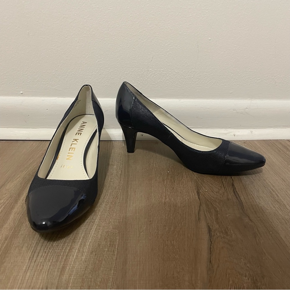 Anne Klein Rheina navy blue patent & fabric pumps